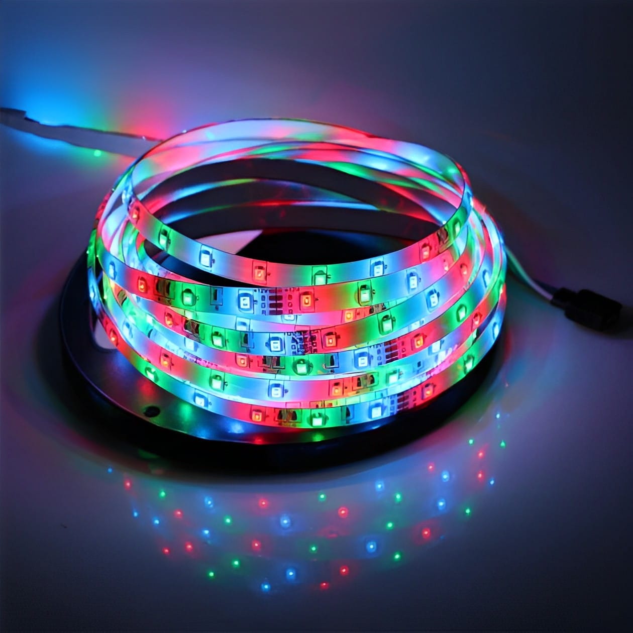 Світлодіодна RGB-стрічка 5 м 2835 RGB з контролером і блоком живлення – фото 1
