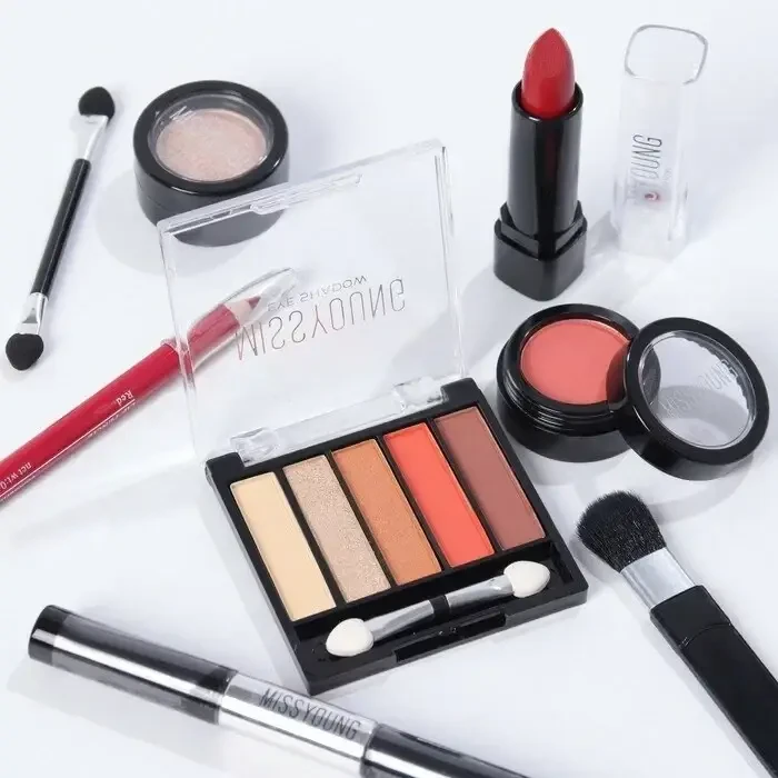 Набір декоративної косметики в алюмінієвому кейсі з дзеркалом Makeup set MC1488 Сріблястий – фото 5