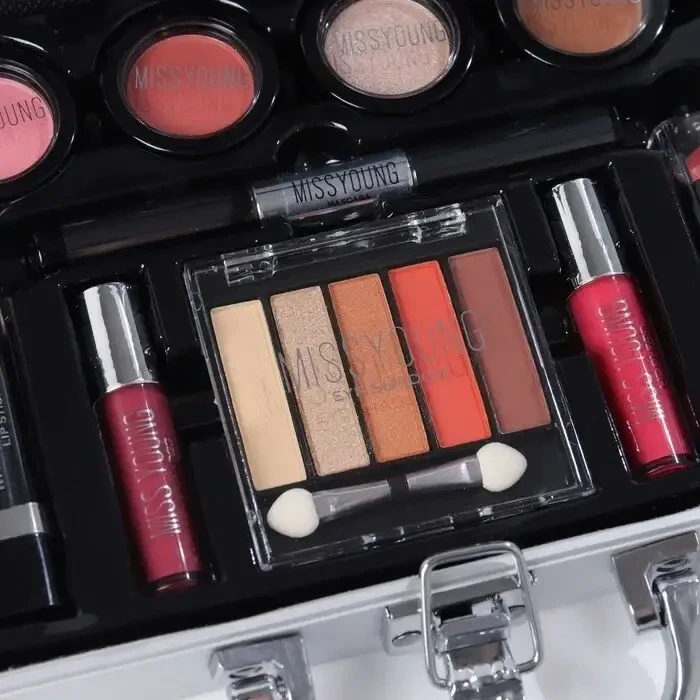 Набір декоративної косметики в алюмінієвому кейсі з дзеркалом Makeup set MC1488 Сріблястий – фото 4