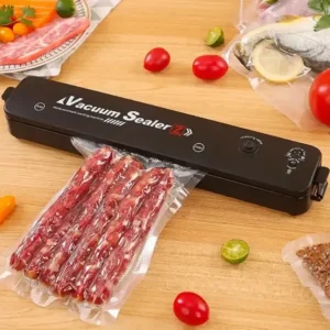 Вакуумний пакувальник Vacuum Sealer чорного кольору, компактний, на білому фоні, з вакуумним пакетом, що показує процес пакування.