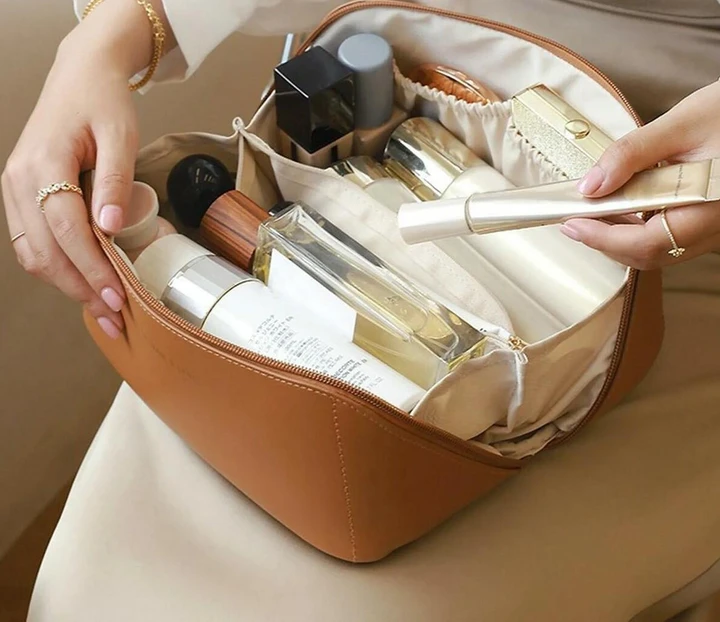 Містка косметичка з діагональною застібкою CosmyCase, коричнева – фото 7