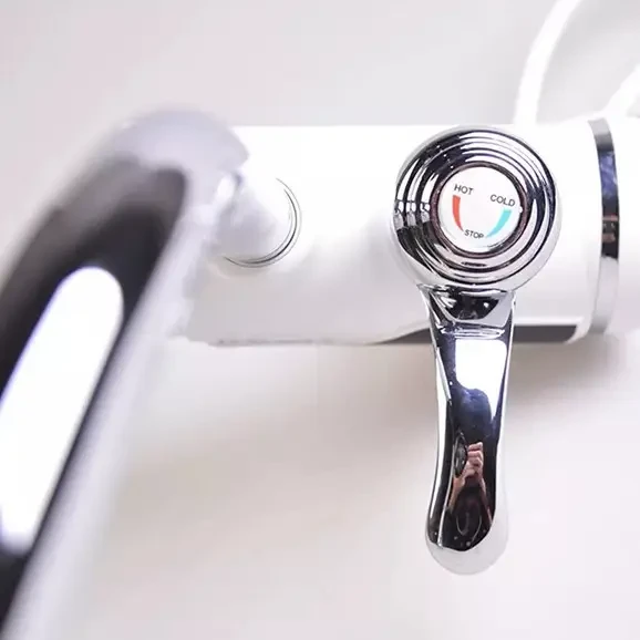 Міні бойлер + душ Water Heater MP 5208, проточний електричний водонагрівач 3000 Вт з LCD-дисплеєм, бічне під’єднання, шланг