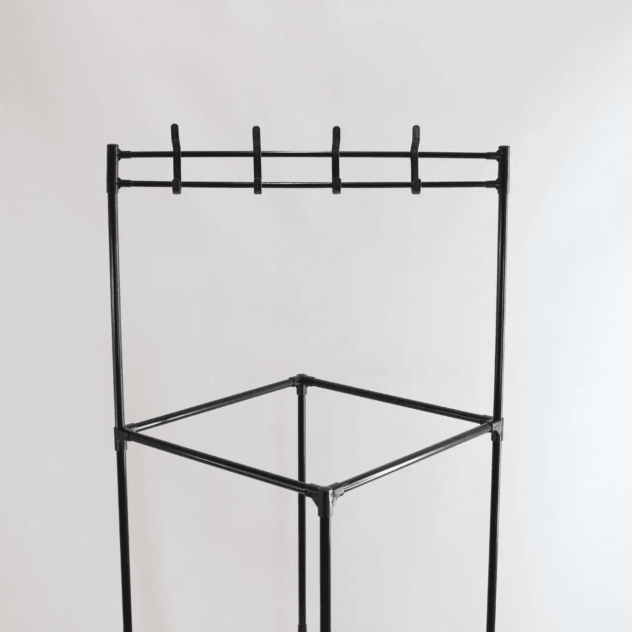 Підлогова вішалка для одягу YSM3601-A на колесах, металева, чорна