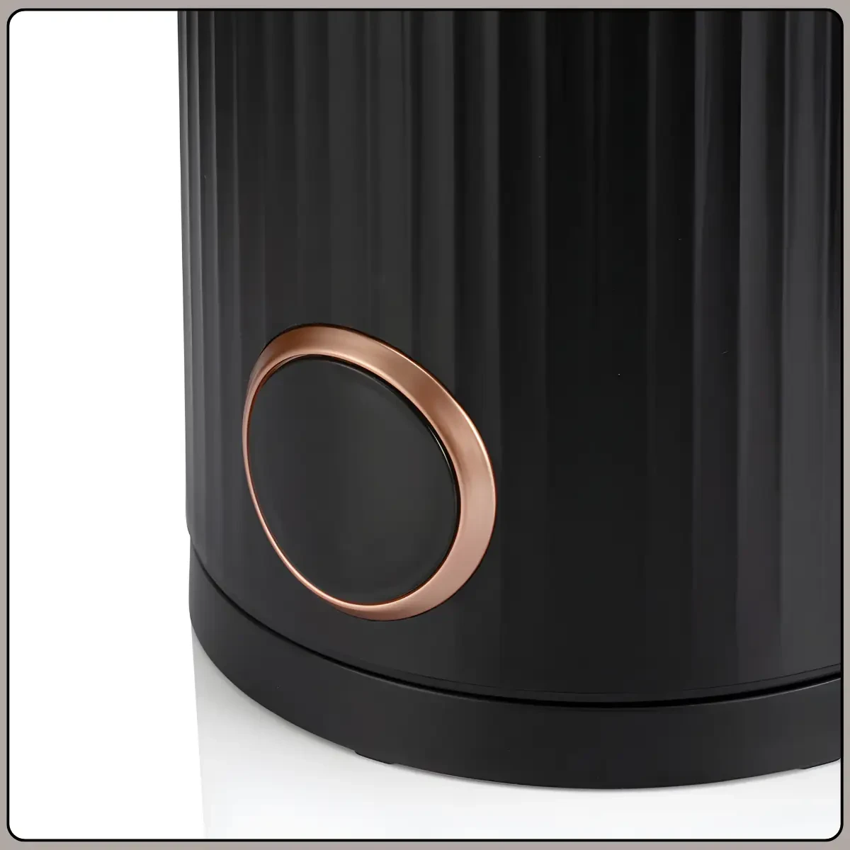 Електричний чайник 1.5 л з автоматичним вимкненням і поворотною базою 360° RAF R.7984 1500W Чорний